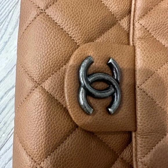 Quilted Leather Chanel Purse — Mint condition - Picture 2 of 8